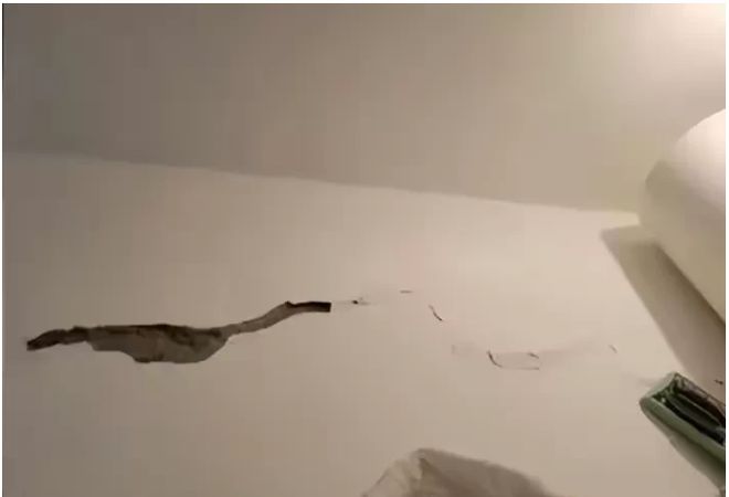 黑龙江哈尔滨某小区多位业主开云体育 开云平台突然发现自家墙体开裂后陆续向物业公司反映情况(图3)
