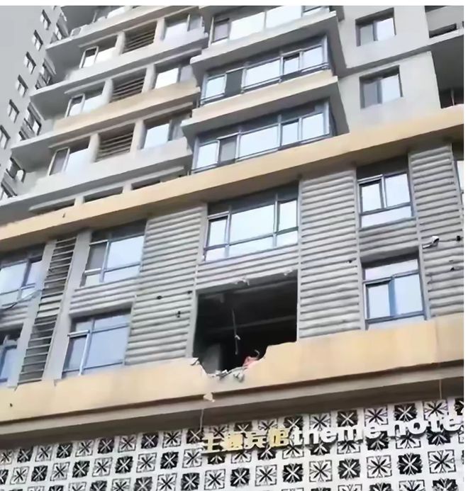 黑龙江哈尔滨某小区多位业主开云体育 开云平台突然发现自家墙体开裂后陆续向物业公司反映情况(图4)