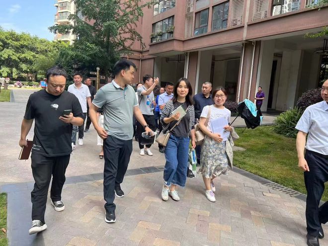成都市住建局莅温调研物业管开云体育 kaiyun.com 官网入口理工作(图2)