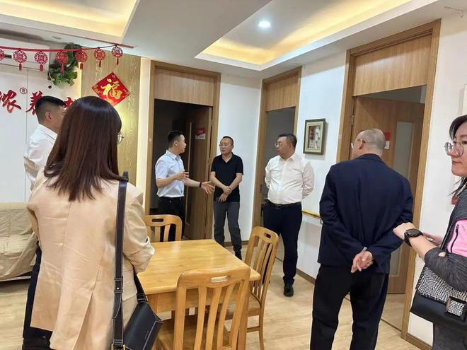 开云 开云体育哈尔滨物业集团调研组莅临爱侬考察学习社区居家养老服务经验(图3)